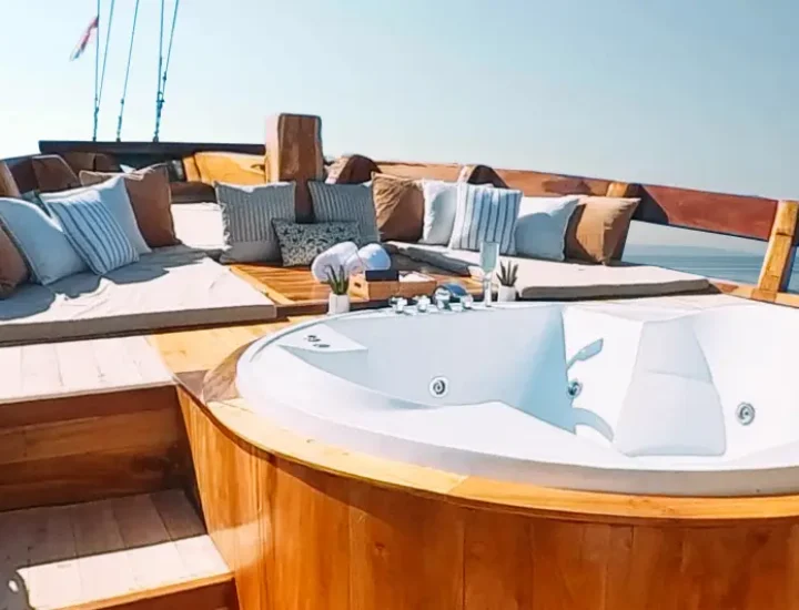batch_Angelica Liveaboard - Jacuzzi Area 01